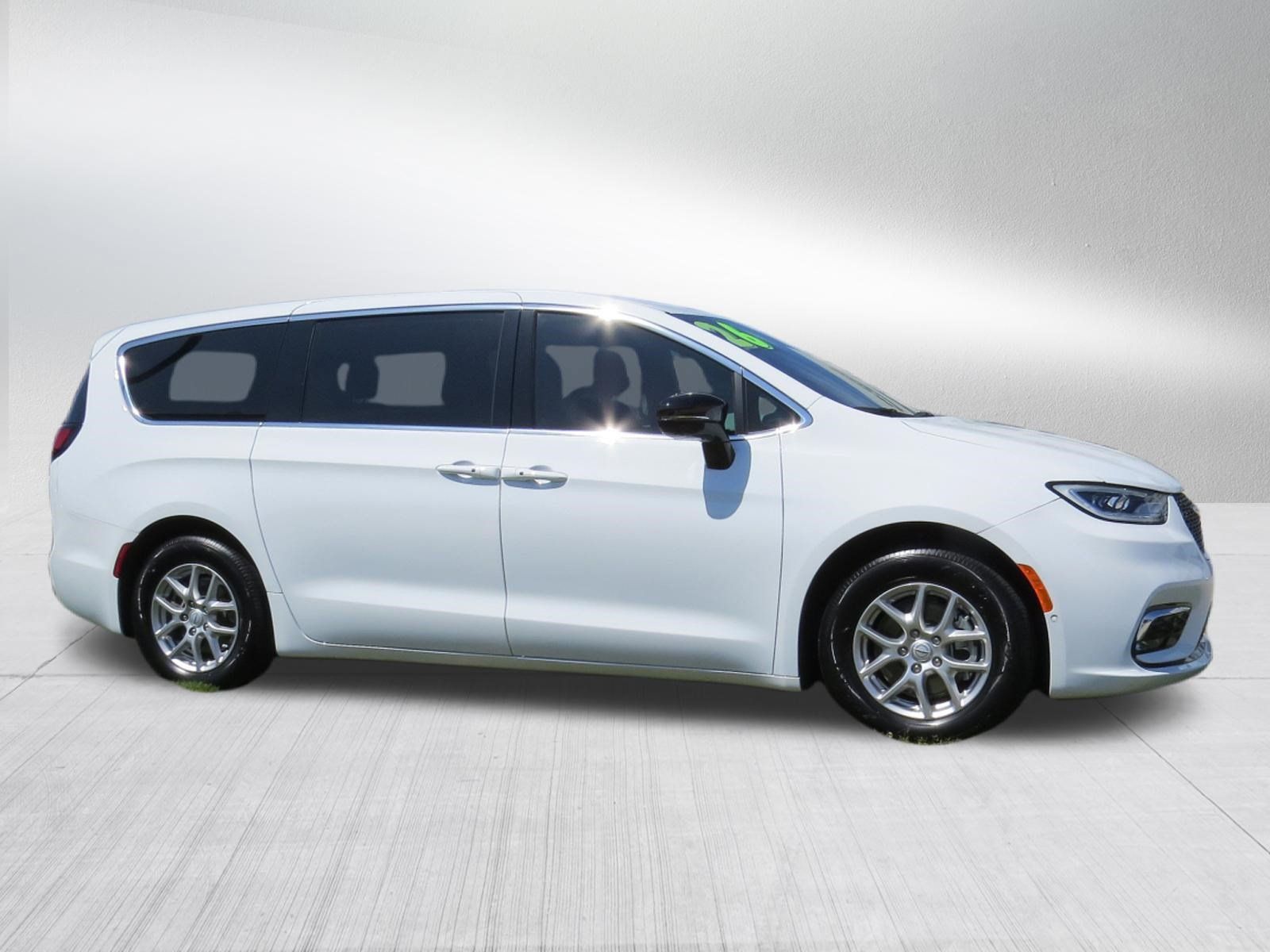 Used 2026 Chrysler Pacifica Select FWD image 2