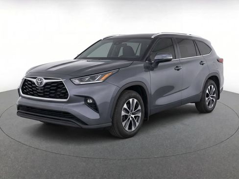 Used 2023 Toyota Highlander XLE FWD image 2
