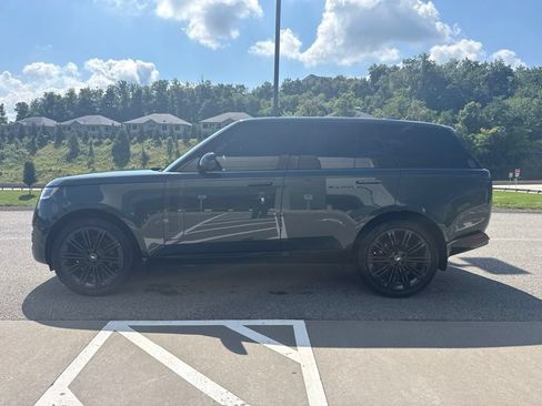 Used 2025 Land Rover Range Rover SE AWD/4WD image 3