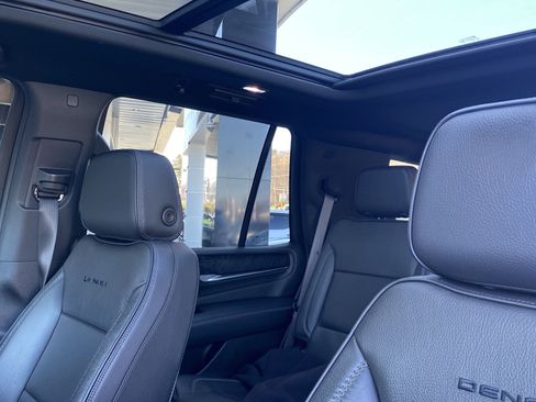 Used 2021 GMC Yukon Denali w/ Denali Premium Package image 9