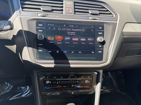 Certified 2024 Volkswagen Tiguan SE image 19
