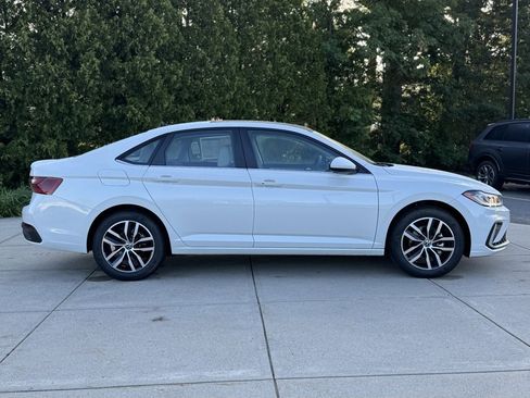 New 2025 Volkswagen Jetta SE image 5