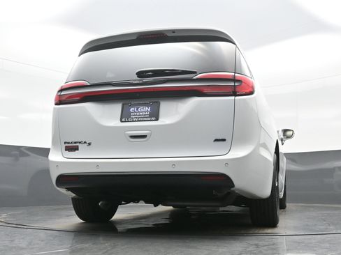Used 2021 Chrysler Pacifica Touring-L w/ Uconnect Theater Family Group image 31
