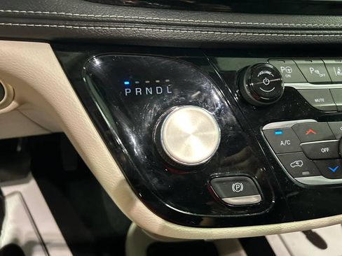 Used 2024 Chrysler Pacifica Touring-L w/ Uconnect Theater Family Group FWD image 20