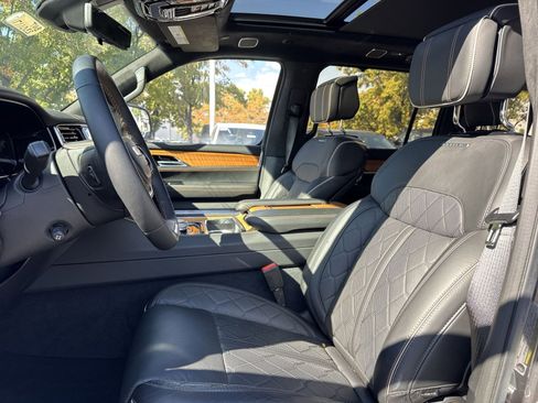 New 2023 Jeep Grand Wagoneer Series III image 18