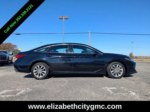 Used 2022 Toyota Avalon XLE image 2