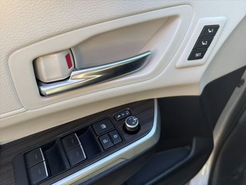 Used 2024 Toyota Sienna Platinum image 5