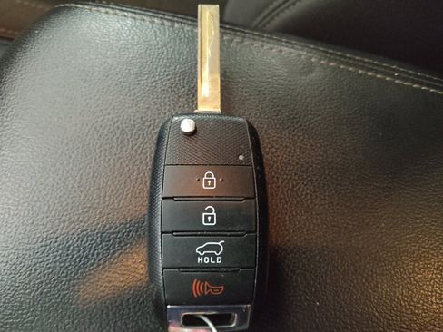 Used 2020 Kia Sorento LX FWD image 32