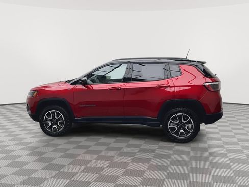 Used 2025 Jeep Compass Trailhawk AWD/4WD image 32