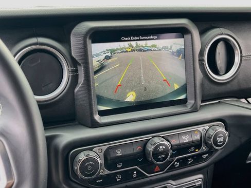 Used 2018 Jeep Wrangler Unlimited Sahara AWD/4WD image 14