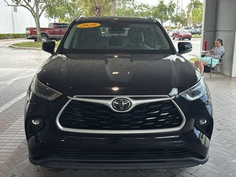 Certified 2021 Toyota Highlander XLE FWD image 2
