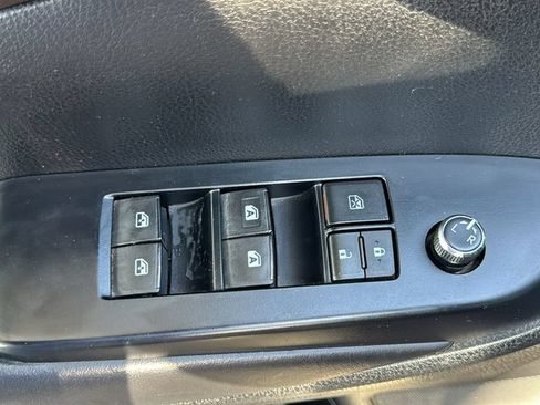 Used 2018 Toyota Highlander Plus w/ Carpet Mat Package (TMS) FWD image 19