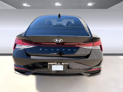 Used 2023 Hyundai Elantra SEL w/ Convenience Package image 9