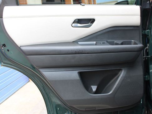Used 2025 Nissan Pathfinder SL AWD/4WD image 39