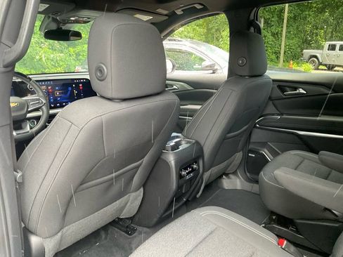 Used 2024 Chevrolet Traverse LT w/ Enhanced Driving Package FWD image 33