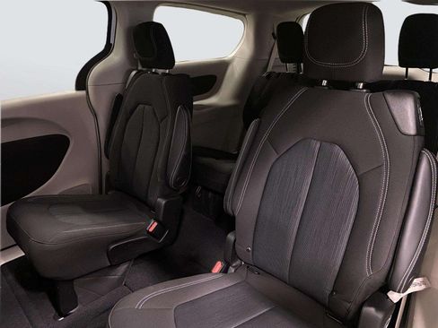 Used 2022 Chrysler Voyager LX FWD image 33