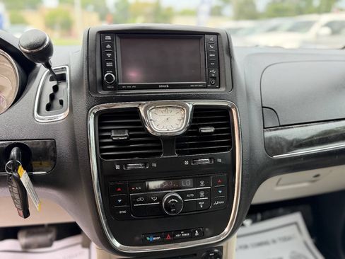 Used 2012 Chrysler Town & Country Touring-L w/ Entertainment Group #2 FWD image 13