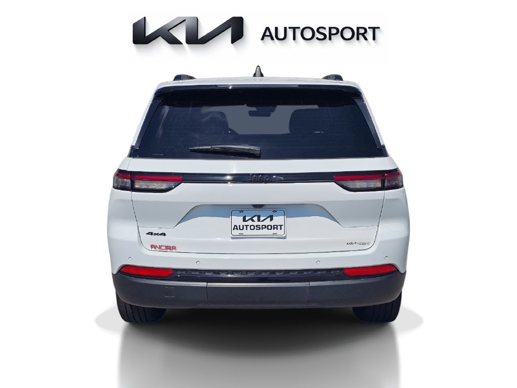 Used 2025 Jeep Grand Cherokee Altitude AWD/4WD image 10