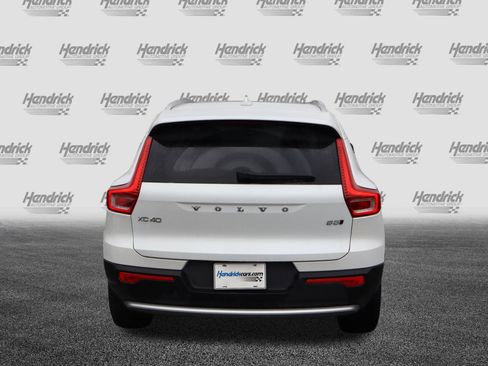 Certified 2025 Volvo XC40 B5 Core image 9