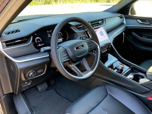 New 2025 Jeep Grand Cherokee Limited w/ Black Appearance Package image 6