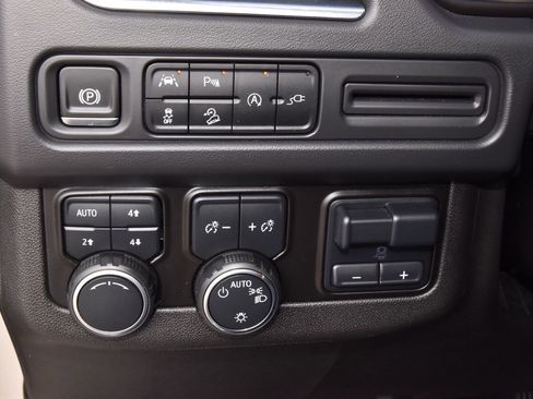 Used 2021 Chevrolet Tahoe Z71 w/ Z71 Signature Package image 32