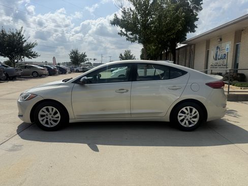 Used 2017 Hyundai Elantra SE FWD image 4