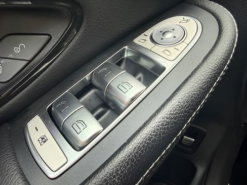 Used 2022 Mercedes-Benz GLC 300 4MATIC image 24