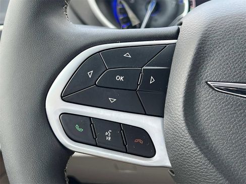 Used 2024 Chrysler Pacifica Touring-L image 22