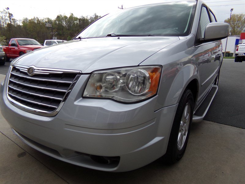Used 2008 Chrysler Town & Country Touring FWD image 2