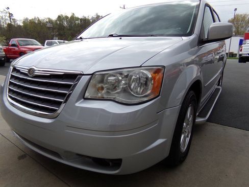 Used 2008 Chrysler Town & Country Touring FWD image 2