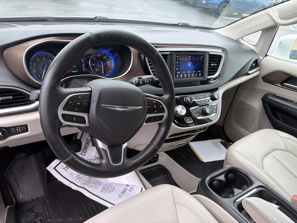 Used 2018 Chrysler Pacifica Touring-L w/ Tire & Wheel Group FWD image 10