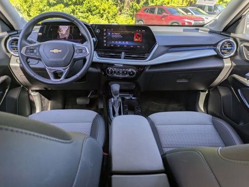 Used 2025 Chevrolet Trax LT w/ LT Convenience Package image 25