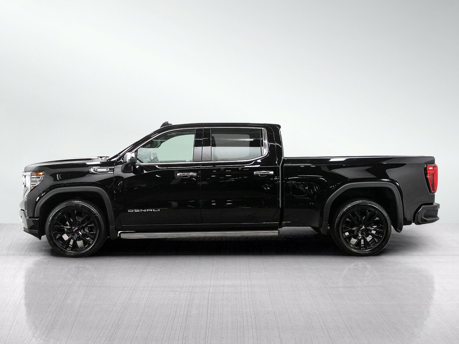 Used 2024 GMC Sierra 1500 Denali w/ Technology Package AWD/4WD image 2