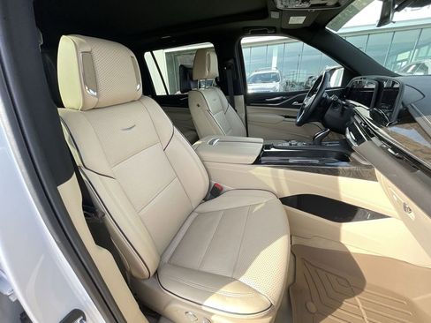 Used 2024 Cadillac Escalade ESV Premium Luxury AWD/4WD image 28