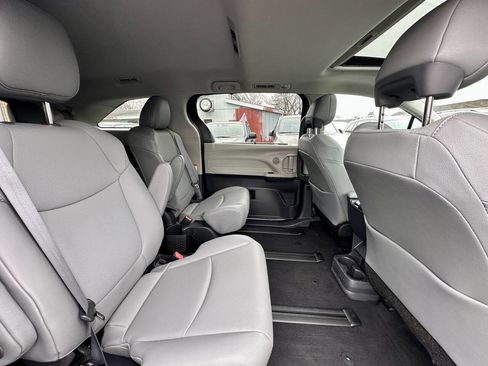 Used 2022 Toyota Sienna XLE image 15