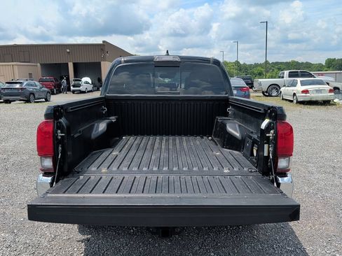 Used 2019 Toyota Tacoma TRD Off-Road AWD/4WD image 17