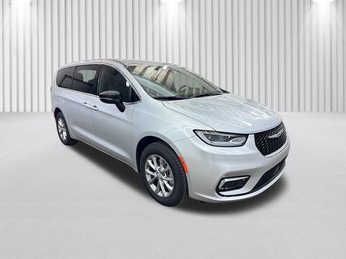 New 2026 Chrysler Pacifica Select image 2
