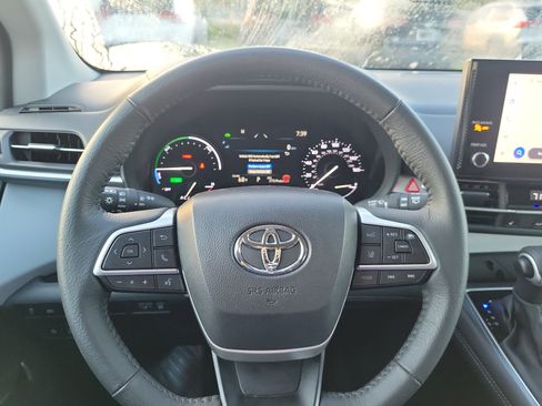 Used 2025 Toyota Sienna XLE image 23