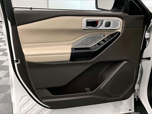 Used 2020 Ford Explorer Platinum w/ Premium Technology Package image 18