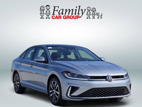 Used 2025 Volkswagen Jetta SE image 2