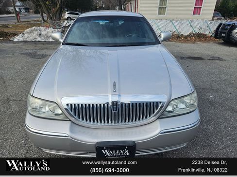 Used 2011 Lincoln Town Car Signature L image 33