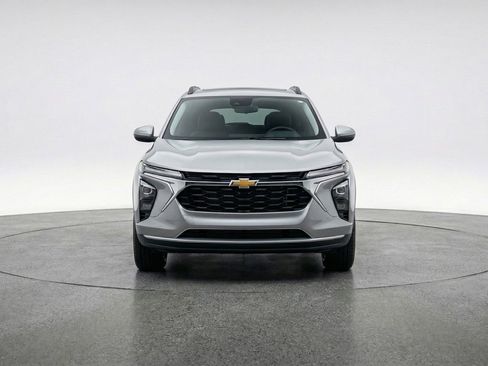 Used 2025 Chevrolet Trax LT image 2