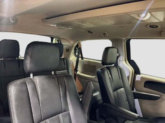 Used 2014 Chrysler Town & Country Touring FWD image 19