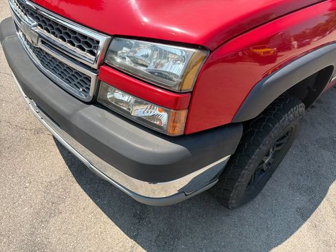 Used 2005 Chevrolet Silverado 2500 LS AWD/4WD image 40