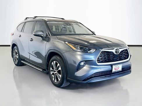 Used 2025 Toyota Highlander XLE FWD image 3