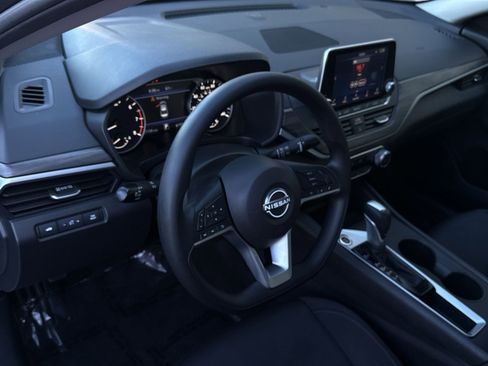 Used 2025 Nissan Altima 2.5 SV image 16