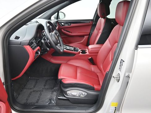 Certified 2025 Porsche Macan image 10