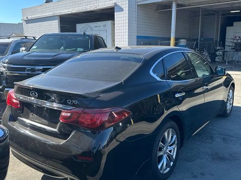 Used 2019 INFINITI Q70 Luxe RWD image 2
