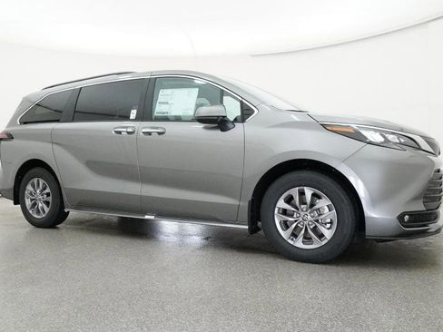 New 2026 Toyota Sienna XLE image 31