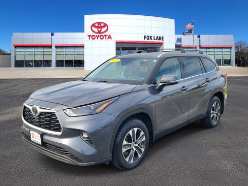 Used 2022 Toyota Highlander XLE image 2